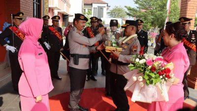Tradisi Pedang Pora dan Apel Farewell Parade Iringi Lepas Sambut Kapolresta Pati