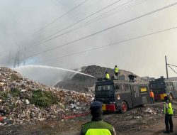 Brimob Polda Jateng Gerak Cepat Bantu Padamkan Api di Kawasan TPA Putri Cempo