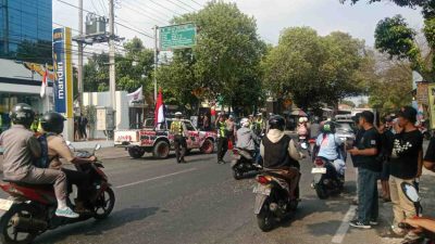 Satlantas Polresta Pati Atur Lalu Lintas Aksi Demo AMPB Hari Keempat di Bank Mandiri, Warga Apresiasi Sikap Humanis