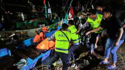 Polisi Pati Evakuasi Nelayan yang Hilang di Pantai Tayu