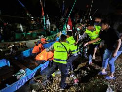 Polisi Pati Evakuasi Nelayan yang Hilang di Pantai Tayu