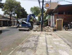 Pembongkaran Trotoar Jalan Sudirman Pati Capai 65 Persen, DPUTR Pastikan Proyek Berjalan Sesuai Rencana