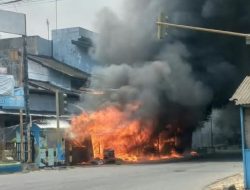 Kebakaran Melalap Deretan Kios di Pinggir Jalan Blaru, Api Diduga Berasal dari Kios Servis Kompor Gas